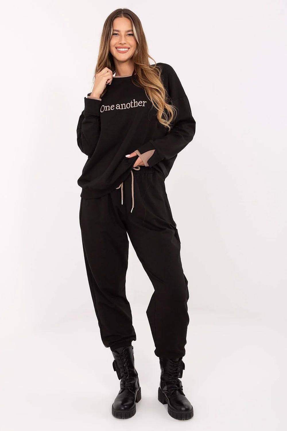 ensemble survêtement femme oversize sweatshirt jogging loungewear noir molleton doux relaxed col rond broderies motifs taillehaute pocheslatérales cordonbeige coton élasthanne