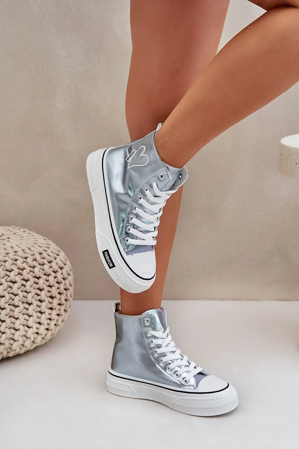 Baskets pour femmes en simili cuir argenté style urbain tendance lacets blancs semelle blanche cœur logo 11.5 cm
