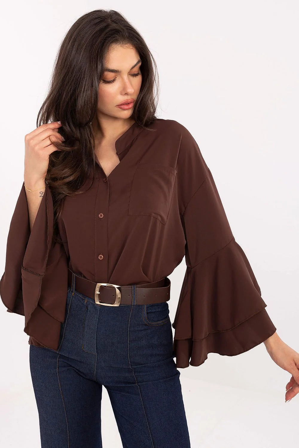 chemisier femme marron chocolat manches longues volants superposés cloche col mao boutonné poche tissu fluide satiné coupe courte