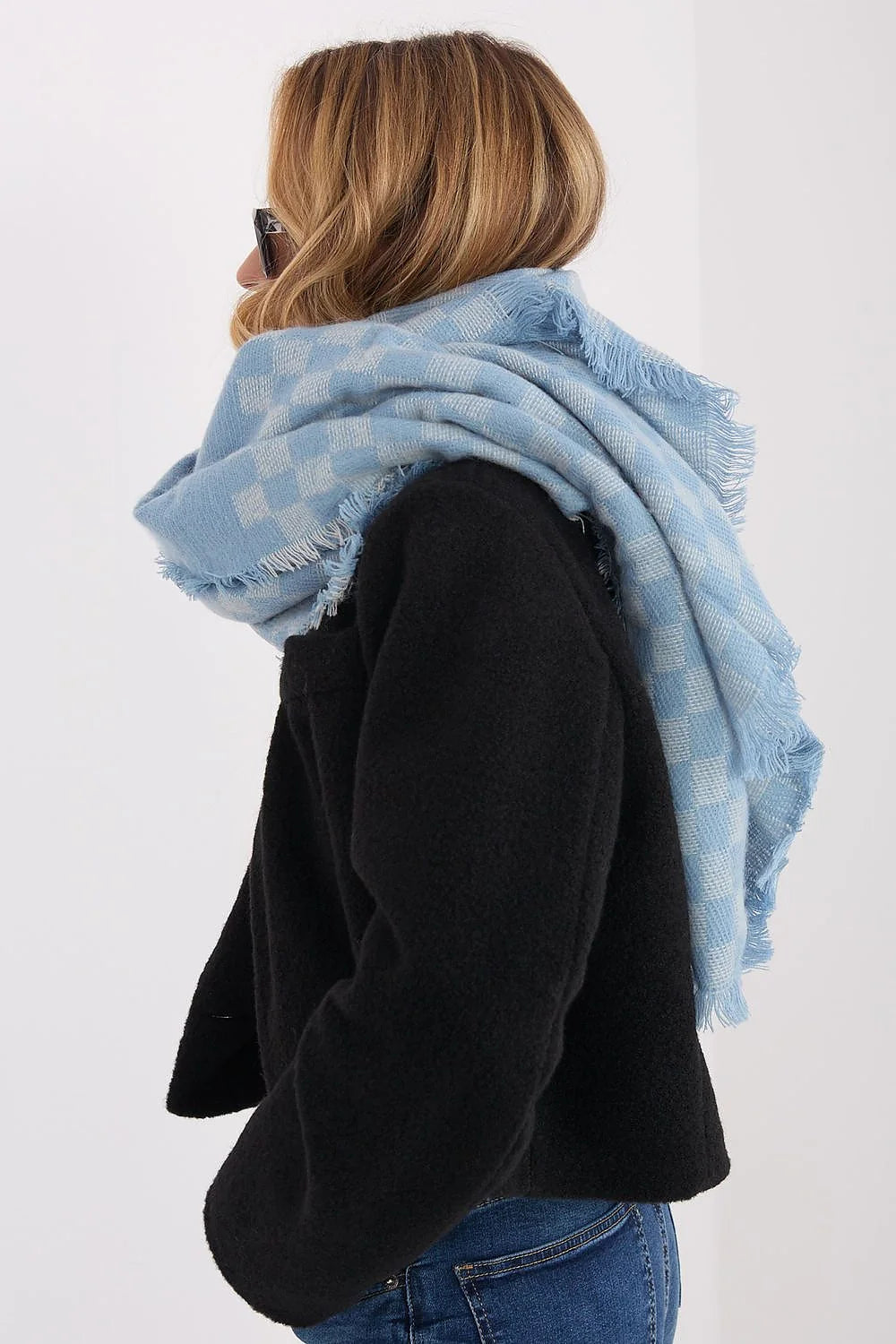châle étole oversize rectangulaire enveloppante tissage doux bleu ciel carreaux pâles franges effilochées viscose laine mélange cocooning polyvalent urbain