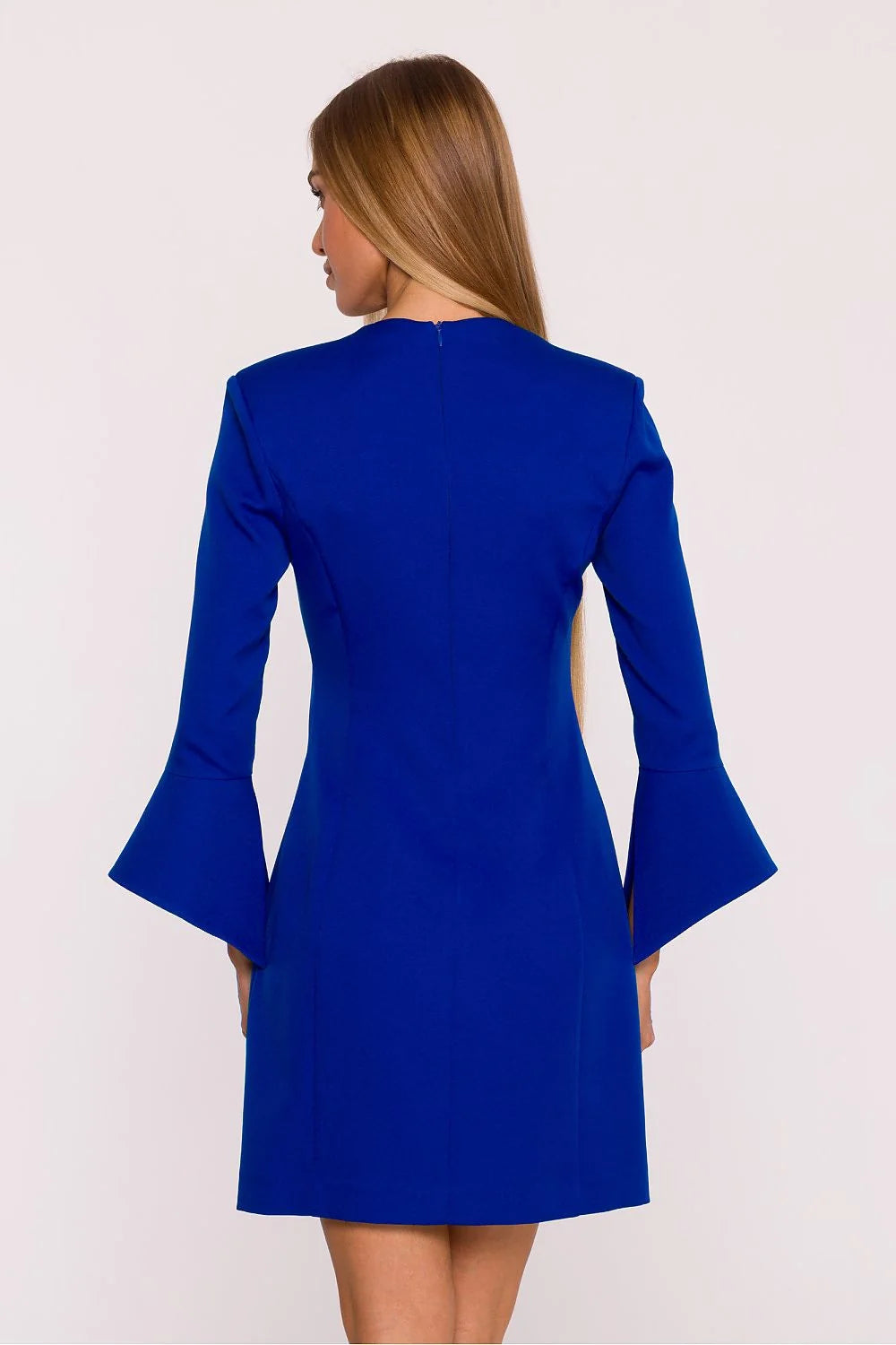 robe courte bleu roi col V manches trois quarts évasées fente tissu structuré coupe cintrée élancée plaque métallique logo doré