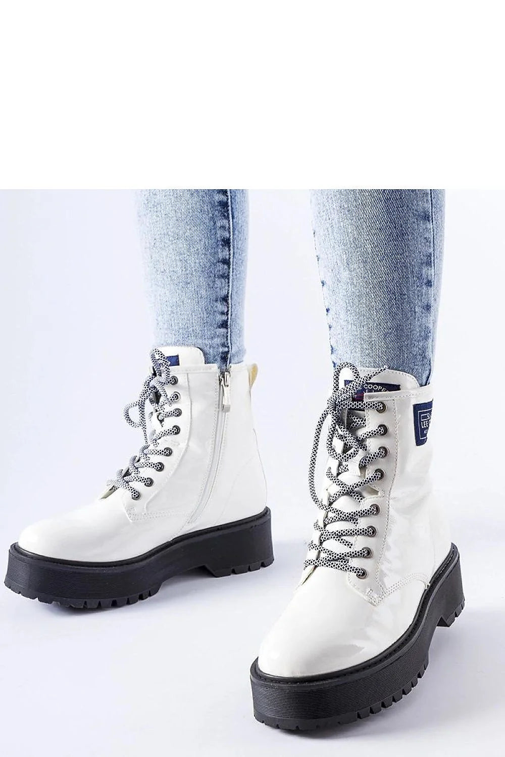Bottines femmes cuir verni blanc design moderne audacieux fermeture éclair lacets bicolores semelle épaisse crantée coupe haute cheville logo discret