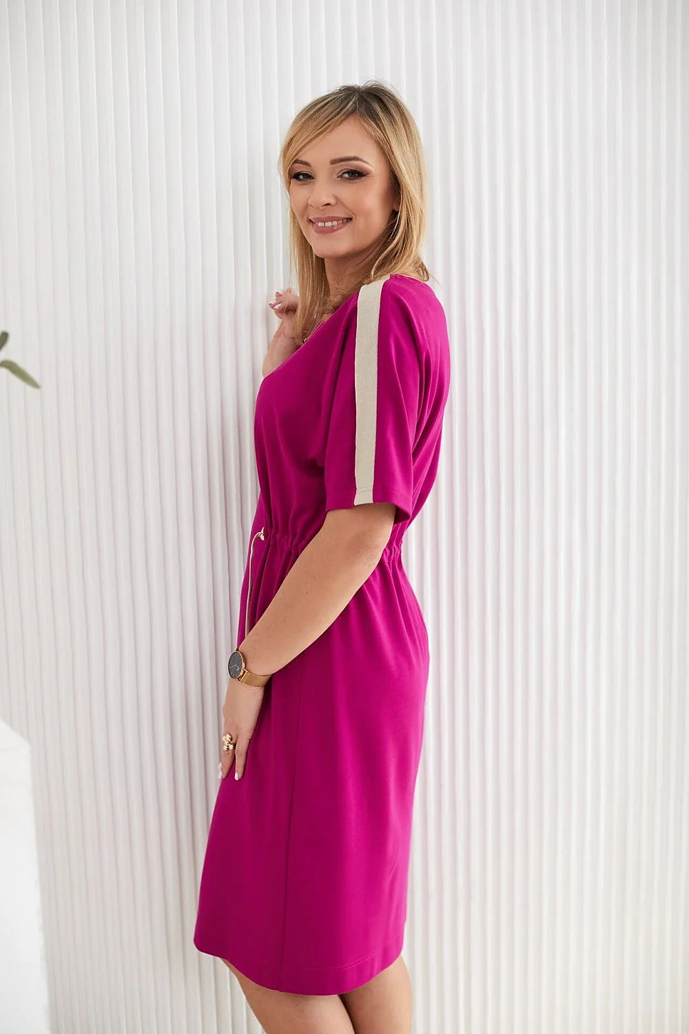 Robe de jour La Aurora en maille fuchsia manches mi-longues ceinture cordon ajustable silhouette moderne femmes mûres grandes tailles