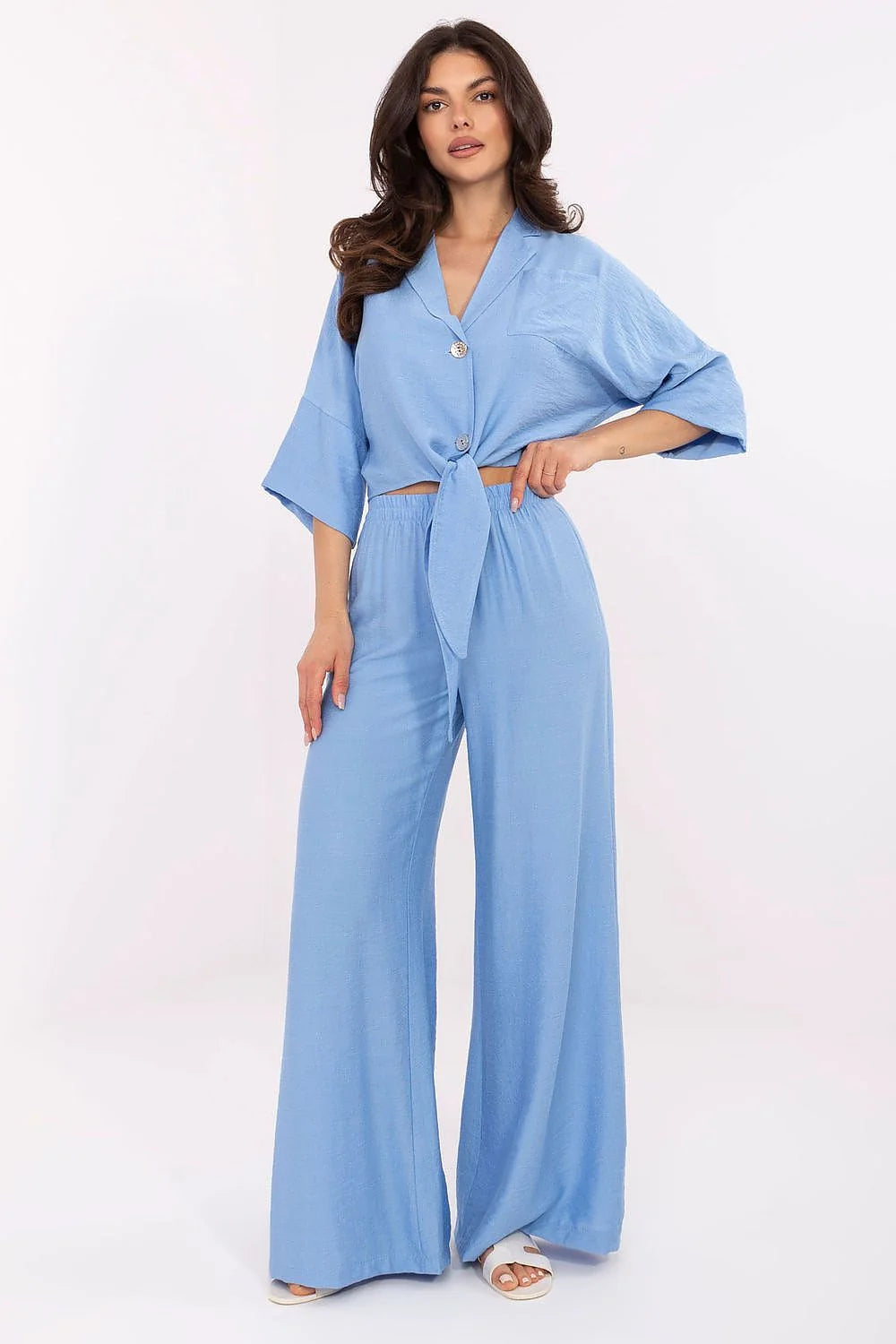 Ensemble féminin Och Bella chemisier manches courtes pantalon taille haute bleu pastel matière aérée look décontracté