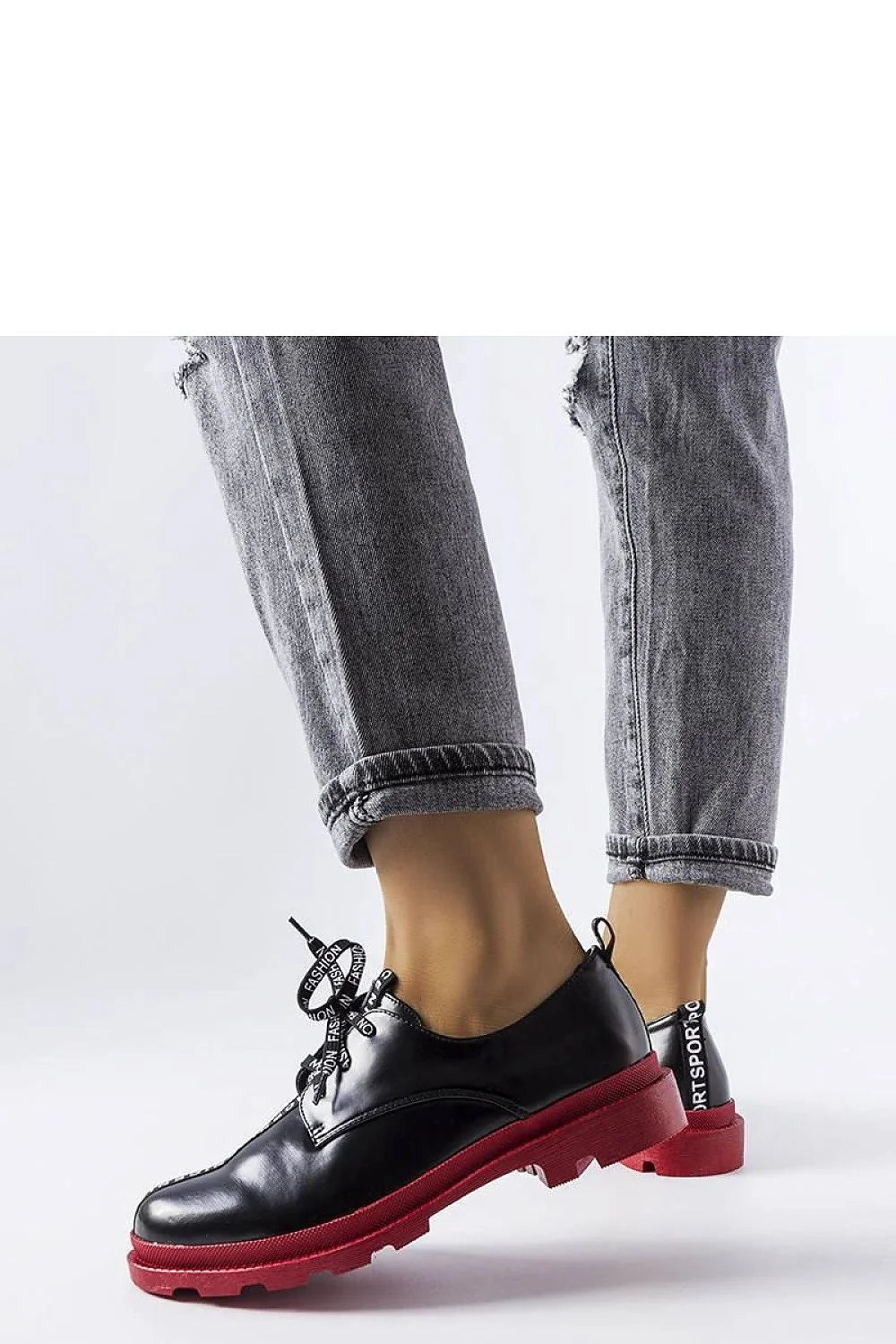 Chaussures basses design moderne audacieux cuir noir semelle rouge plateforme carrée talon plat femme