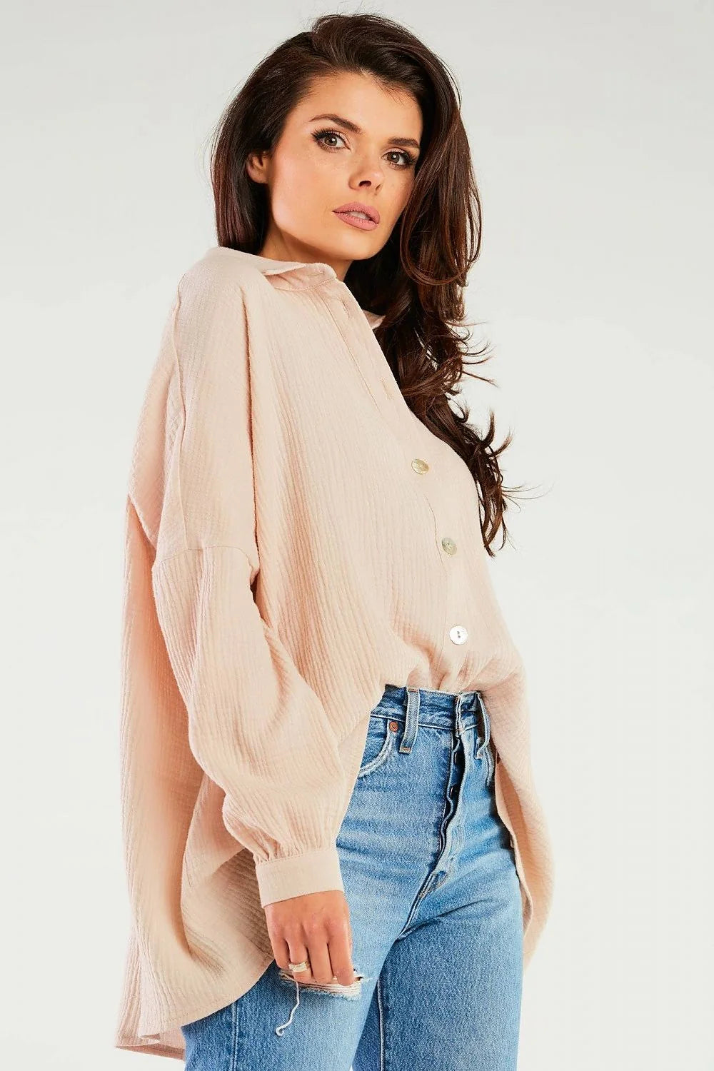 Chemise manche longue Infinite You oversize col droit boutons nacré couleur rose pâle femme style décontracté moderne