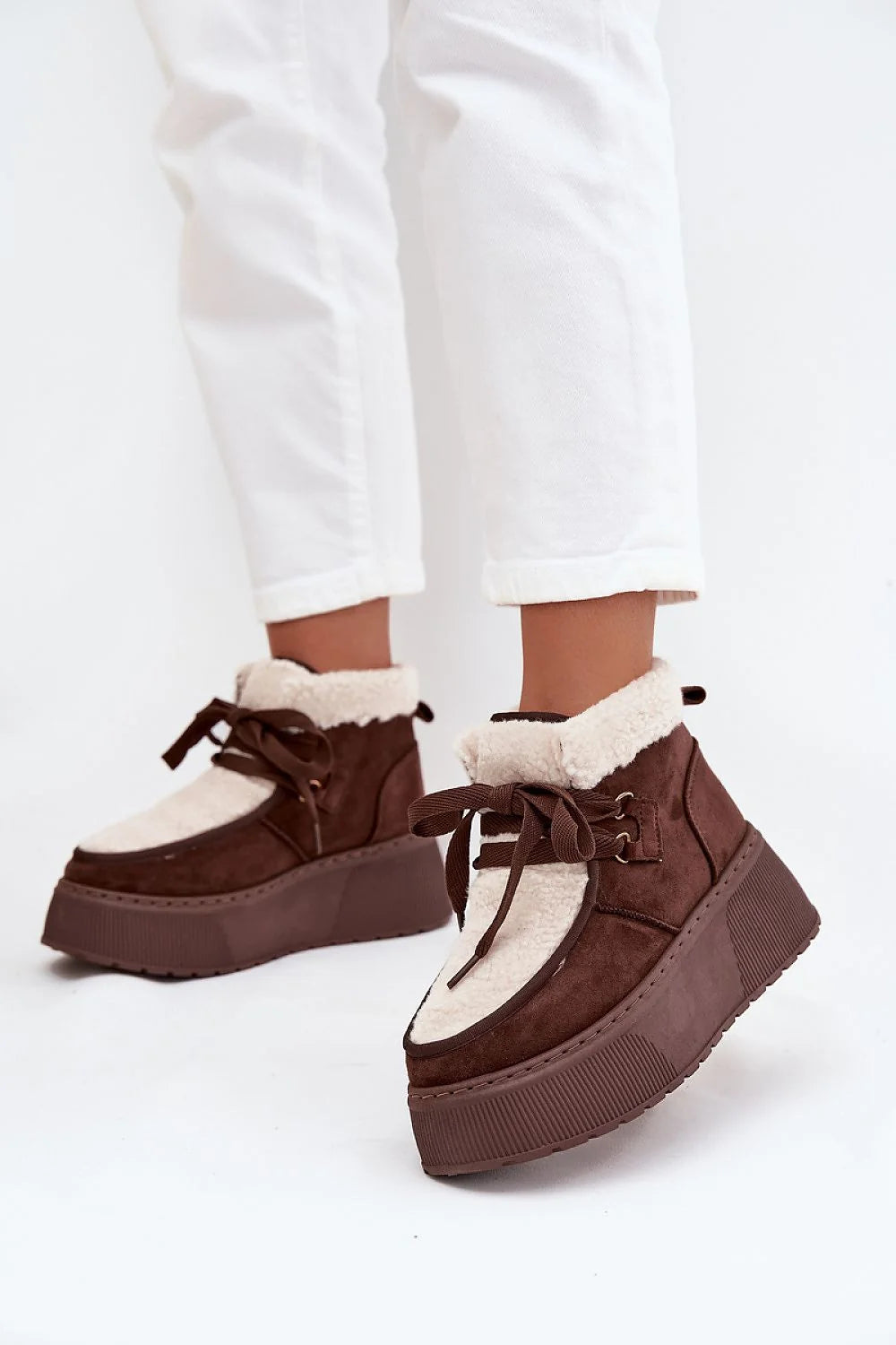 bottines neige femme montantes suédine écologique chocolat sherpa écru lacets ruban œillets métalliques fourrure doublure plateforme crantée