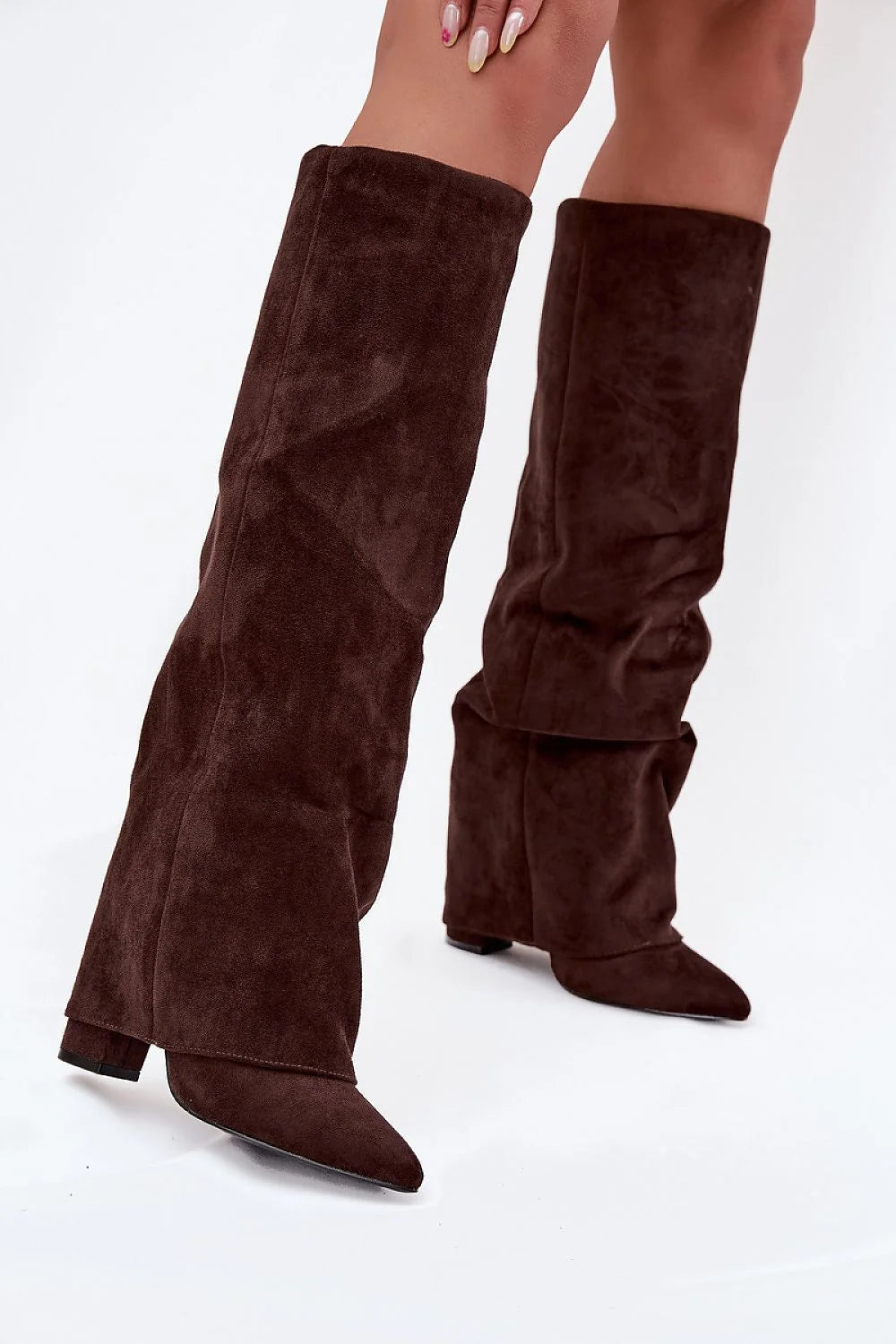 bottes hautes femme marron chocolat suédine veloutée genou slouchy froncées tige reversée bout pointu talon bloc stable isolante doublure confortable