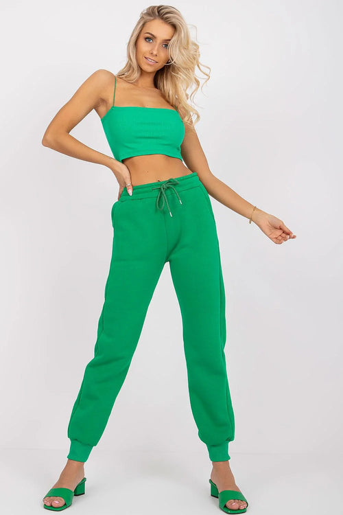 Ensemble crop top coton vert vif joggers taille haute mules talons style mode urbain chic décontracté ajusté sophistiqué
