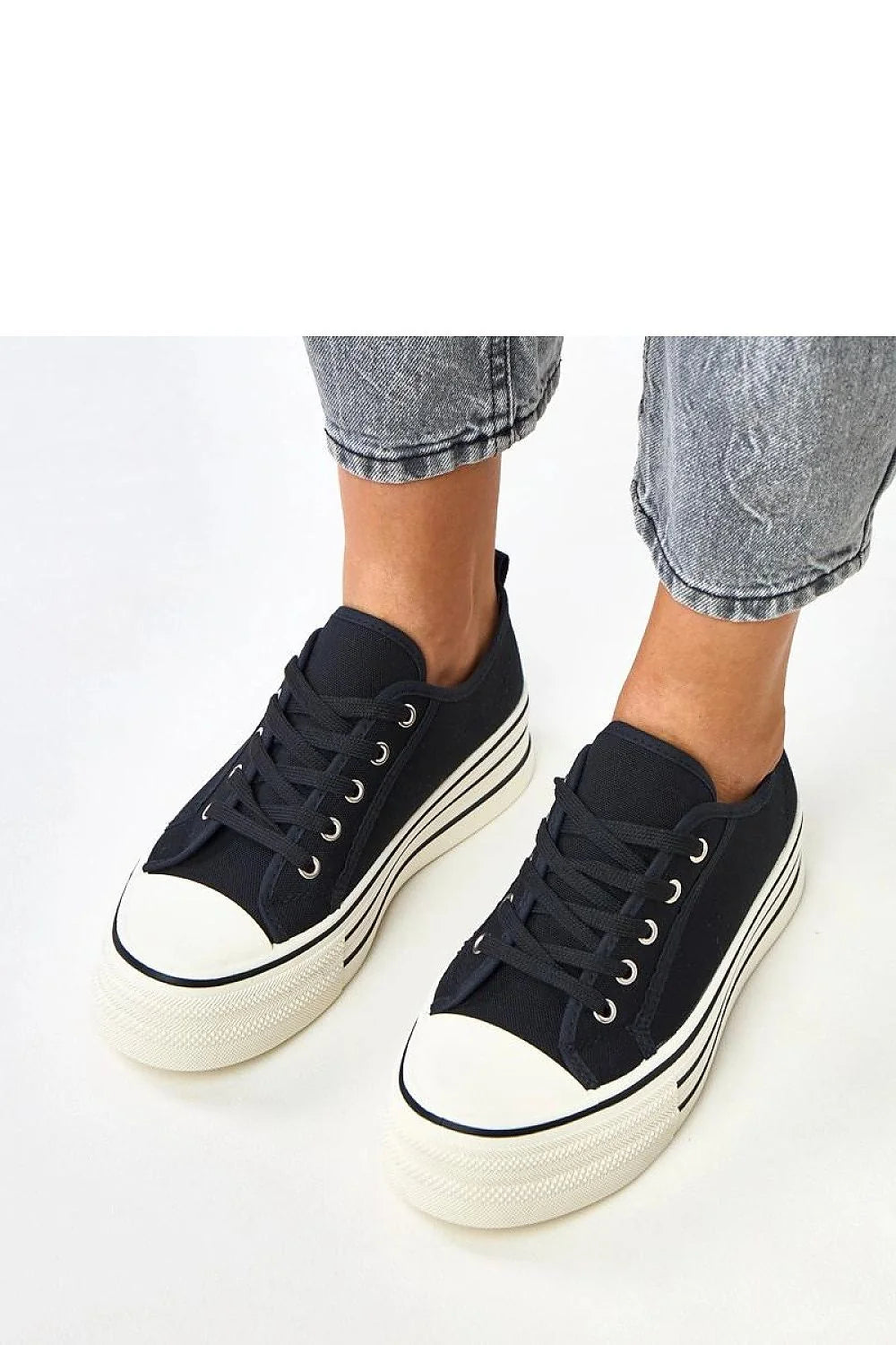 baskets plateforme lacées femme toile noire œillets métalliques embout renforcé blanc semelle épaisse antidérapante contrastée rétro chunky maintien confortable légère