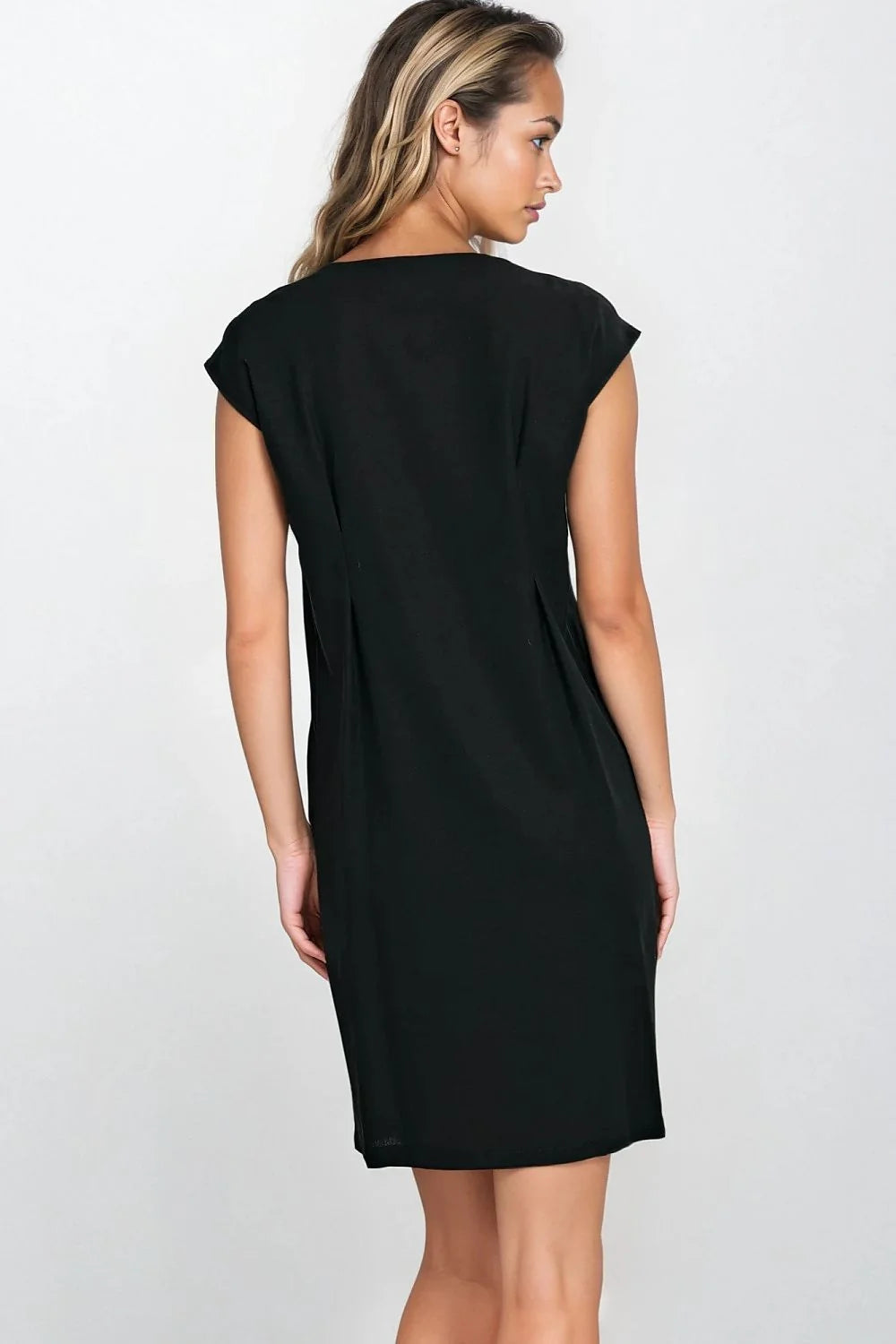 robe noire droite genou encolure ronde manches courtes minimaliste épurée pli central poches latérales fluide structurée