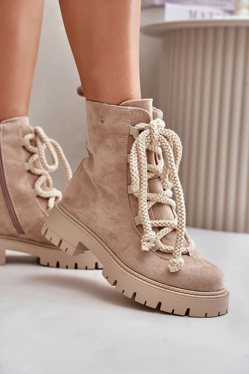 Bottes féminines en suédine beige style combat talon plat fermeture éclair lacets larges semelle épaisse mi-mollet