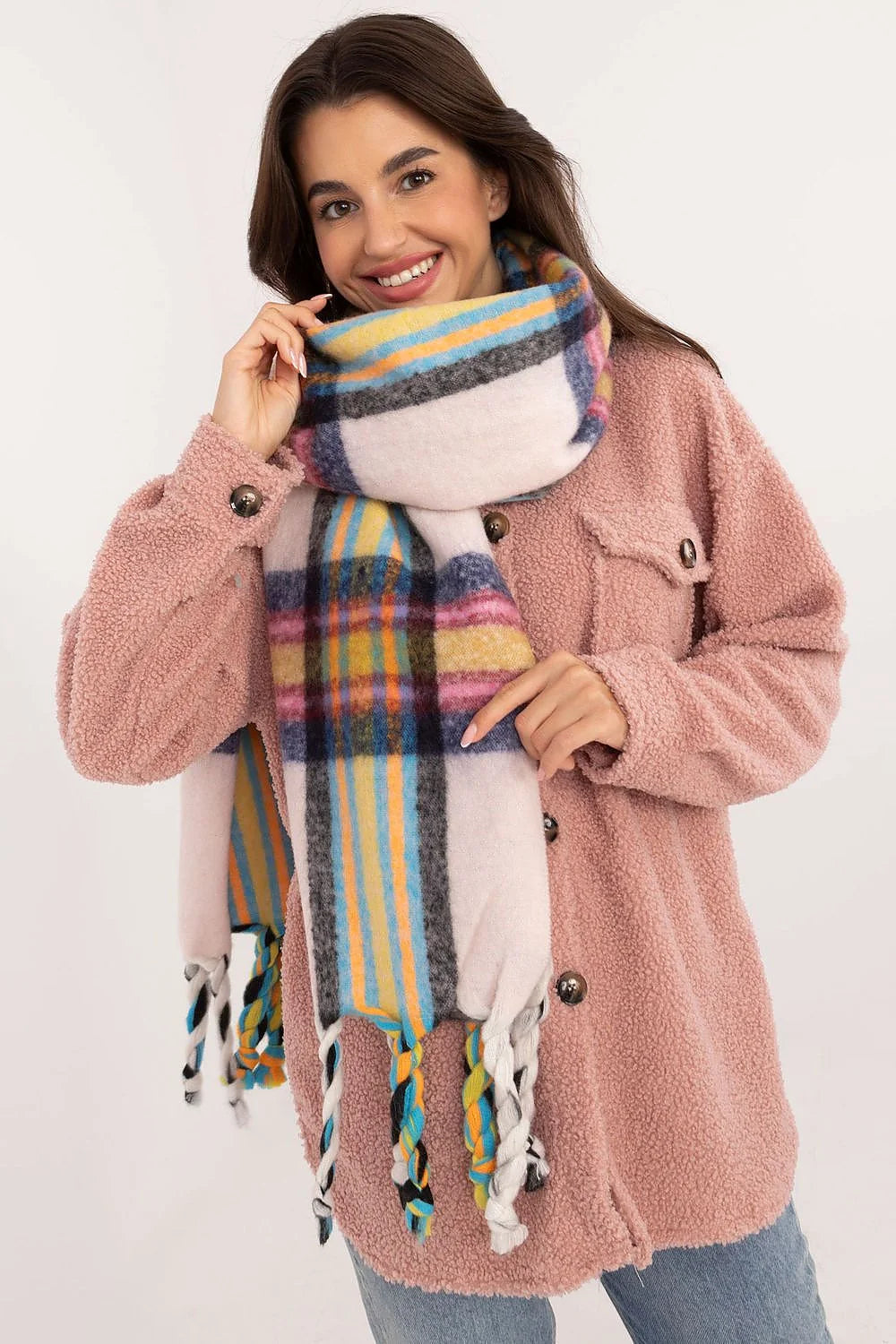 Ensemble veste écharpe femme style casual-chic matelassé sherpa rose pâle motif écossais multicolore franges tasseaux