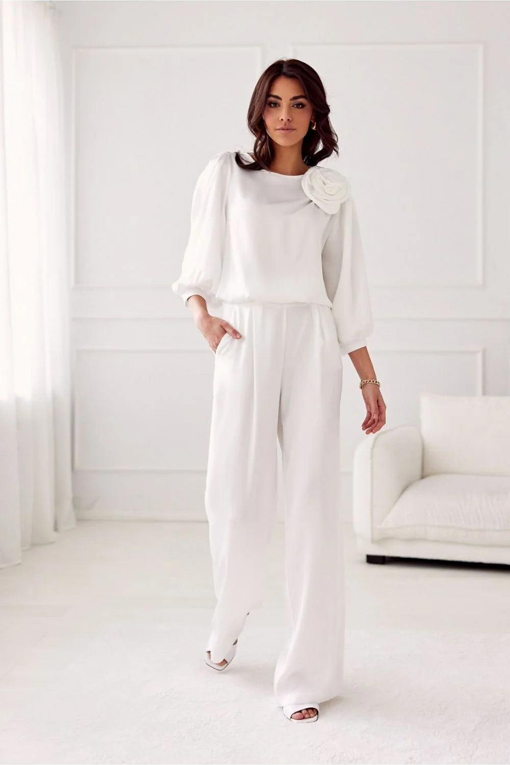 Ensemble féminin élégant haut manches ballon fleur décorative pantalon taille haute blanc immaculé occasion spéciale femmes