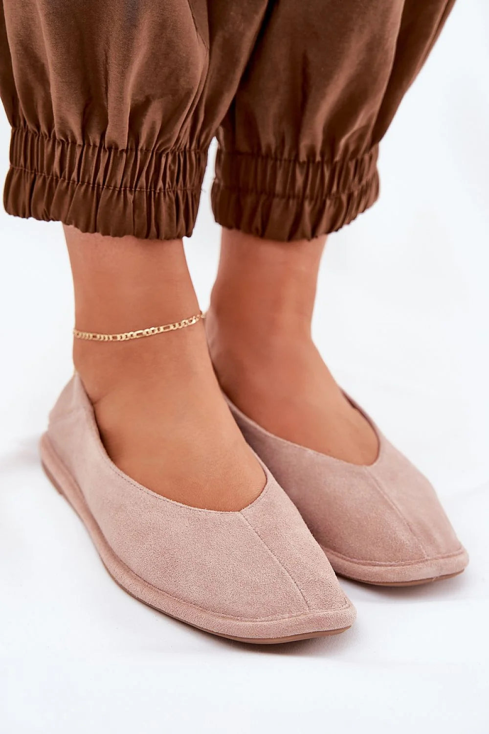 Ballerines pour femmes en daim naturel, confort et élégance toute la journée, style intemporel, cuir suédé, semelle souple, talon 1 cm, idéales pour tous les jours, look sophistiqué, mode classique, polyvalence, style subtil, qualité premium, design épuré