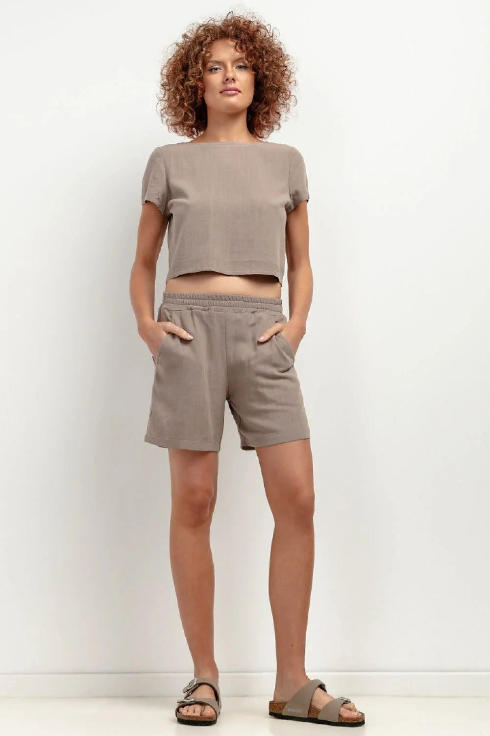 Ensemble deux pièces pour femmes en lin Taupe Doux, Haut Crop Top et Short ample sans fermeture, Style décontracté et minimaliste, Confort maximal pour été