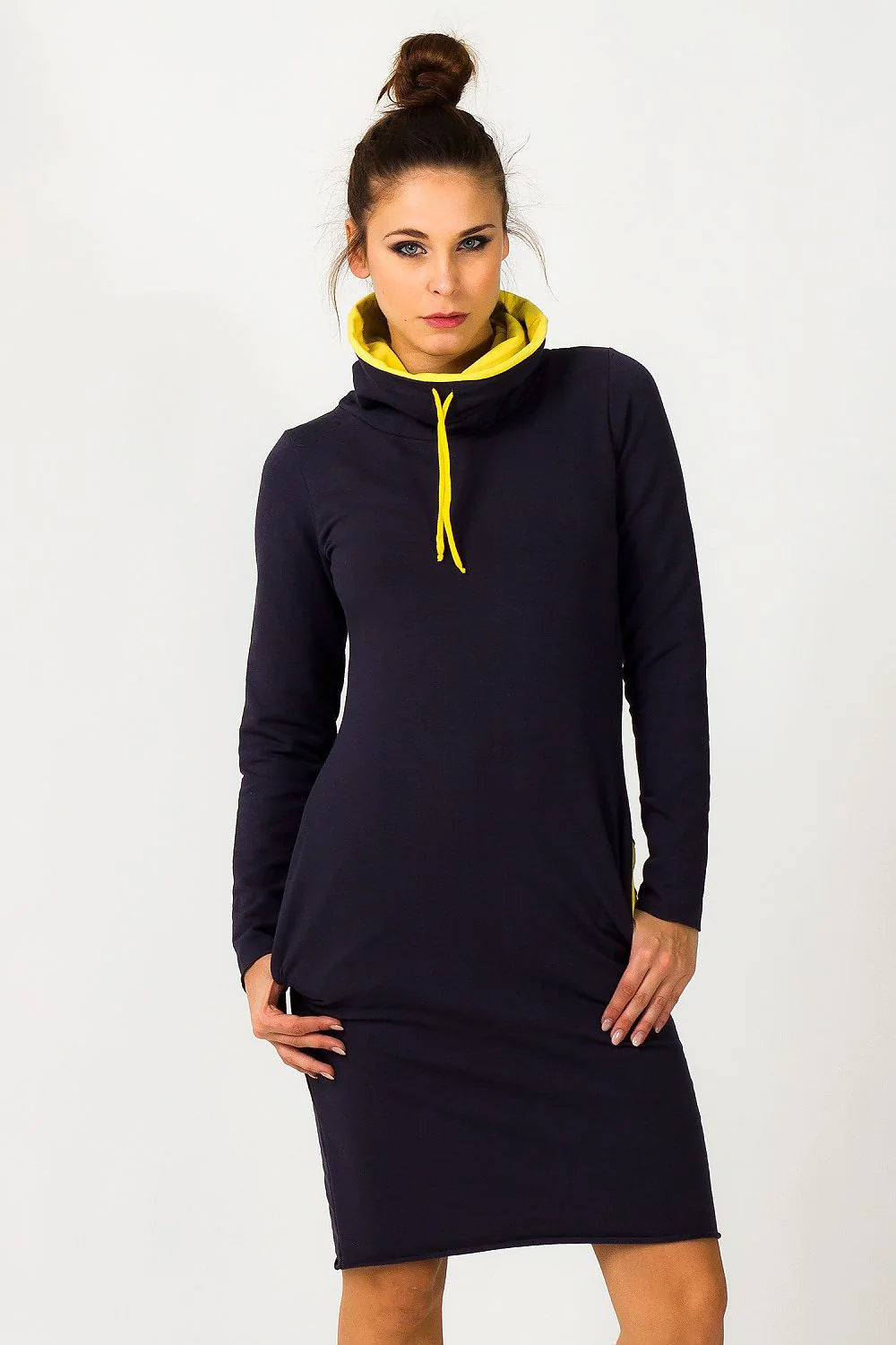 Robe en coton noir sportive élégante avec capuchon jaune pour un style décontracté moderne