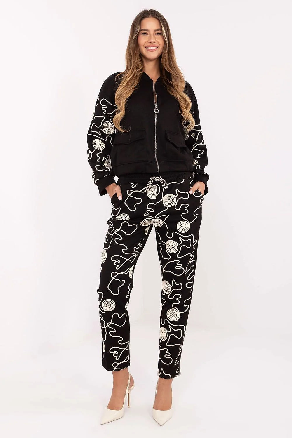 ensemble survêtement femme élégant confortable sweat capuche zippé bomber molleton noir pantalon jogger taille haute cordon broderies imprimé graphique blanc
