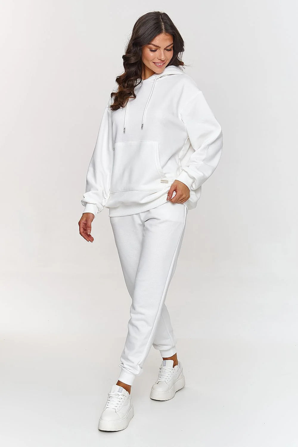 Ensemble Makadamia pour femme, sweat à capuche et pantalon de jogging, blanc, style minimaliste, confortable, urban, quotidien, occasion décontractée, mode, vêtement, éлегance, détails soignés, Taille ajustable, coupe ample, coton mélangé