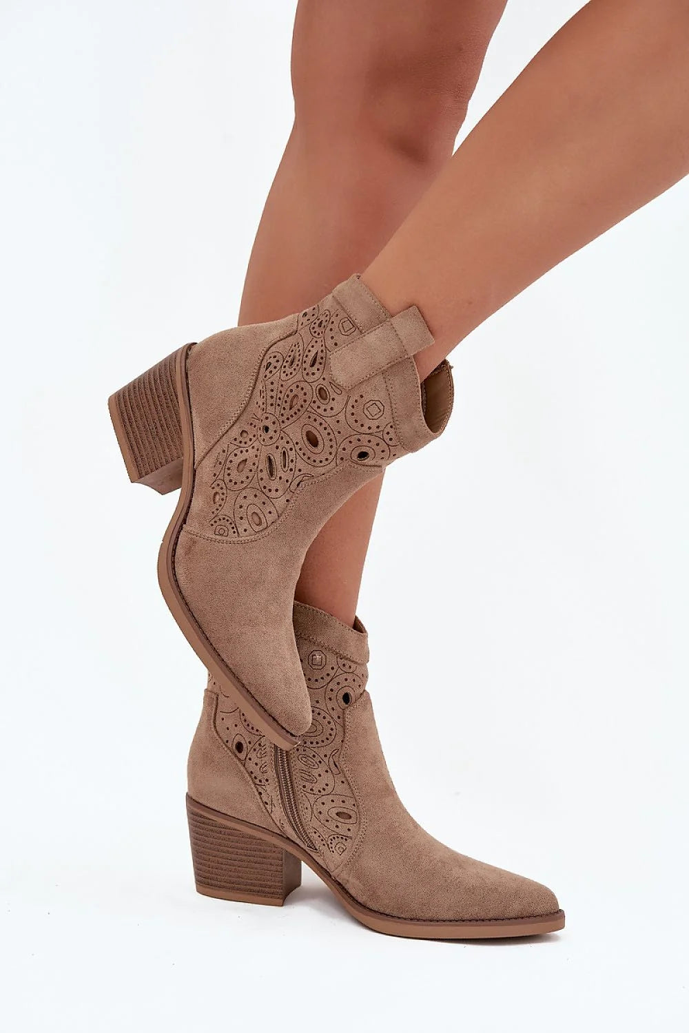 bottines western suédine écologique taupe ajourées perforées motifs circulaires bout amande talon bloc moyen zippées latérales semelle synthétique légères bohemechic
