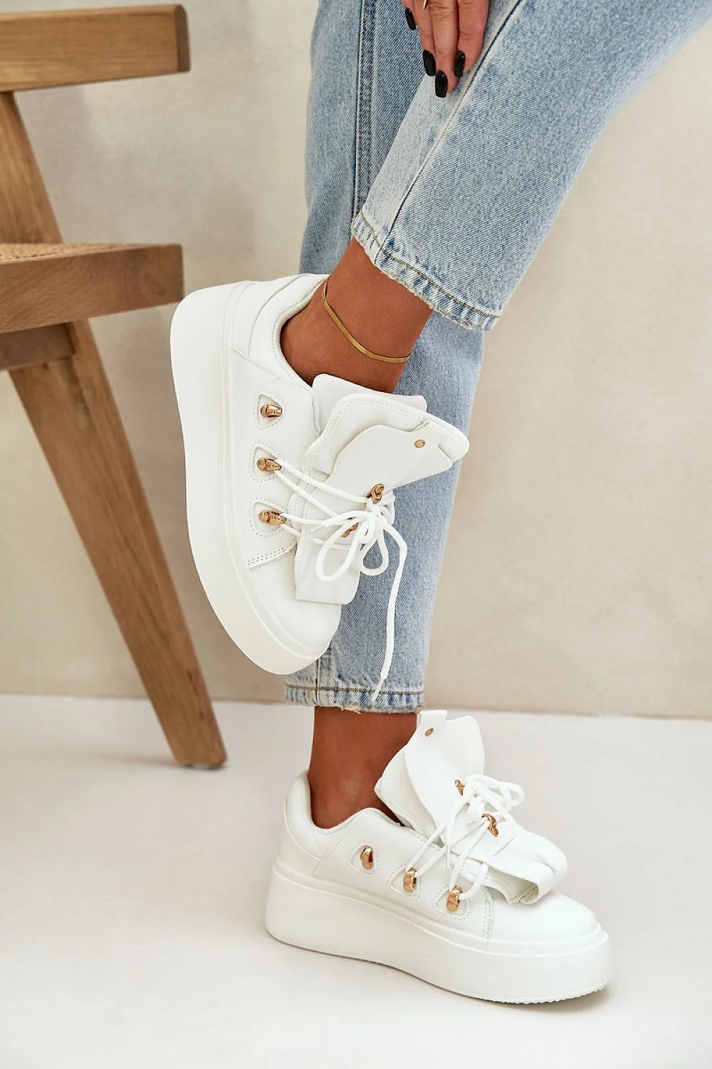 Baskets pour femmes design moderne épuré cuir synthétique blanc œillets dorés semelle épaisse confortable