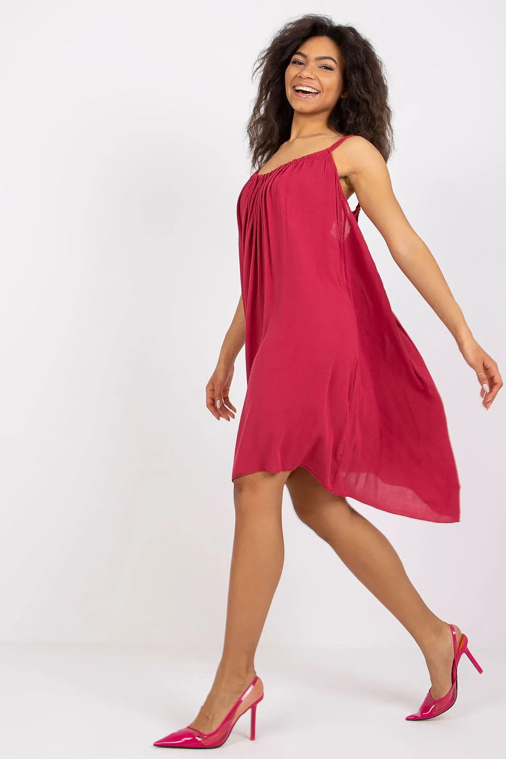 Robe de jour Och Bella style babydoll sans manches épaules nues coupe ample tissu fluide couleur framboise femme