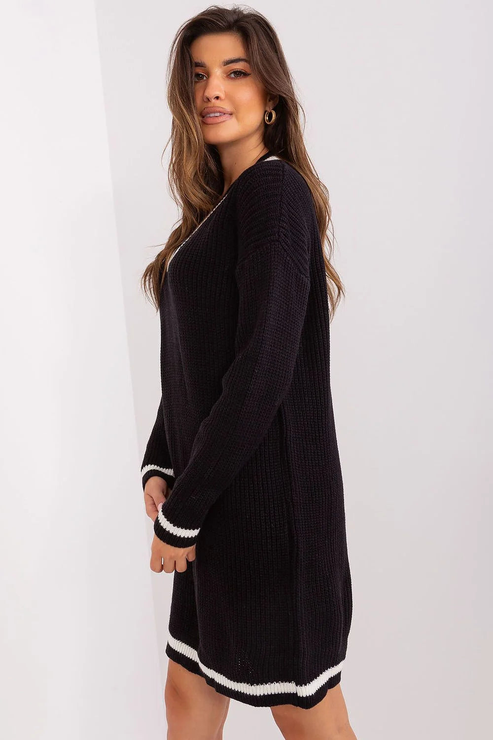 Robe pull Badu design casual élégant oversize V-neck manches longues encolure côtelée maille tricotée acrylique laine femme