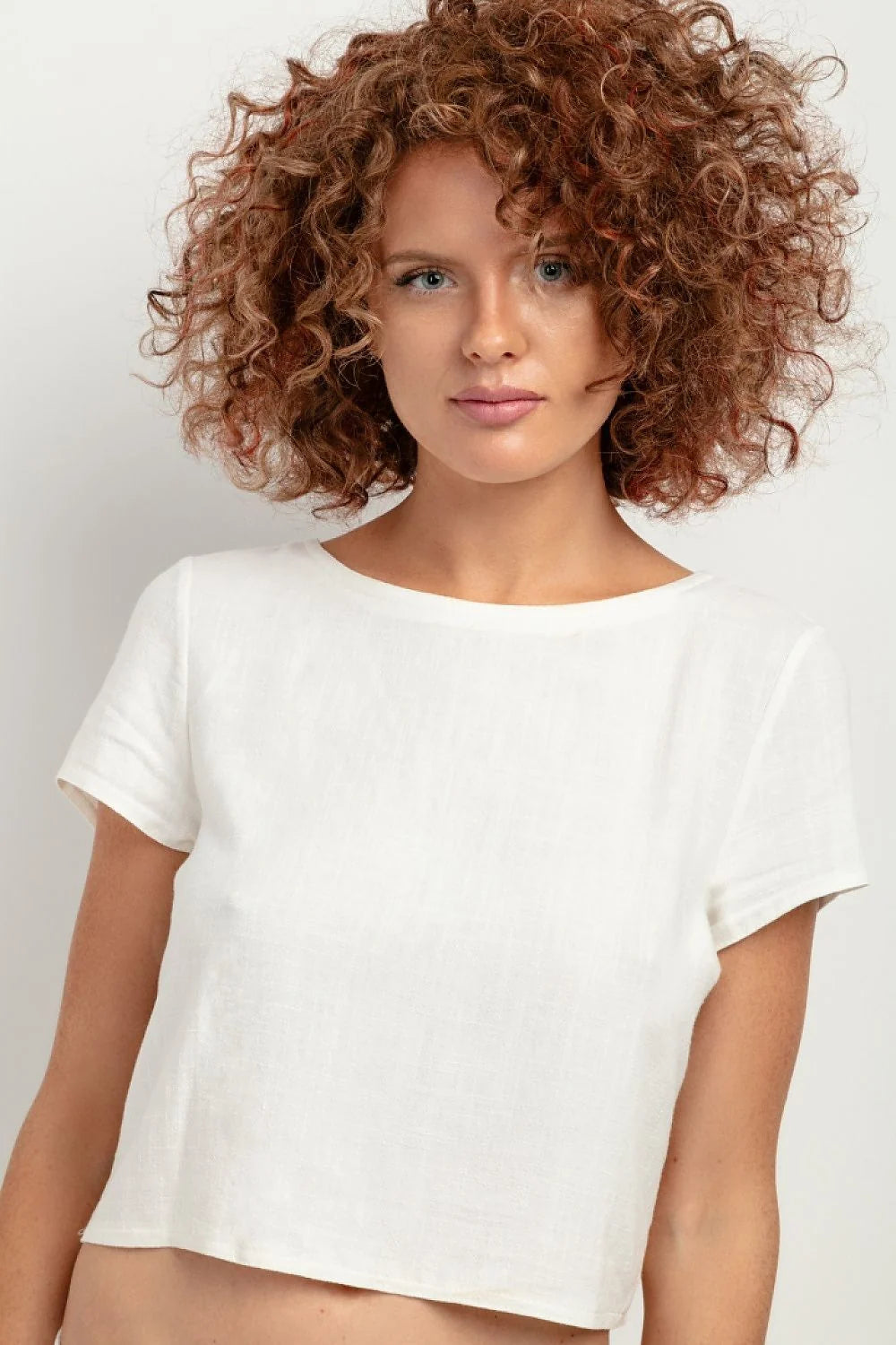 Chemisier féminin en lin blanc court manches courtes style minimaliste coupe droite été femme