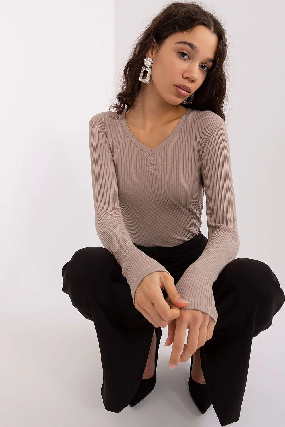 Chemisier femme manches longues en coton élasthanne beige taupe coupe ajustée style moderne minimaliste