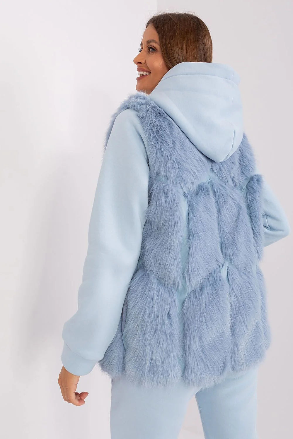 Gilet en fausse fourrure bleu pastel sans manches pour femme, style chic et moderne, matériau doux, occasions multiples