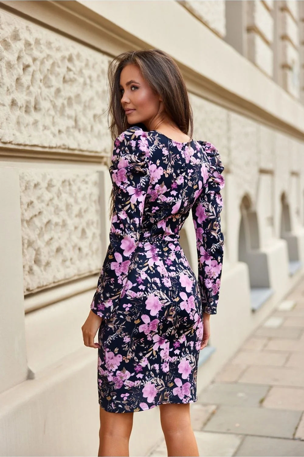 robe courte cocktail fleurie rose marine ajustée taille marquée portefeuille asymétrique manches longues bouffantes encolure V drapé fluide élégante