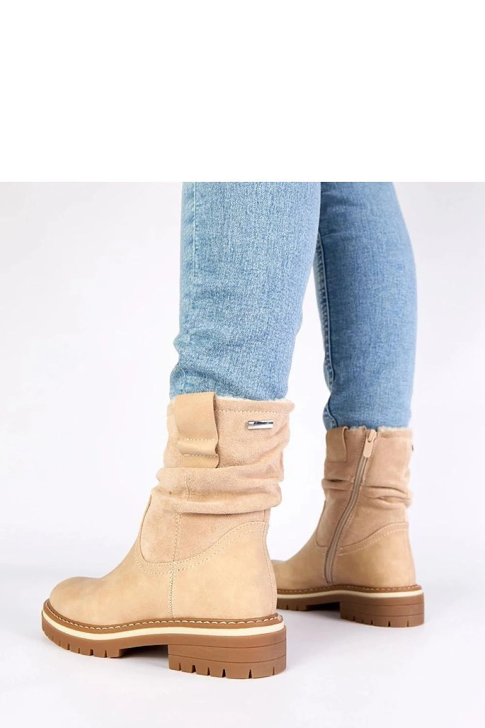 bottines femme beige suédé doublées fourrure tige froncée bout rond semelle crantée talon bloc bas fermeture éclair latérale