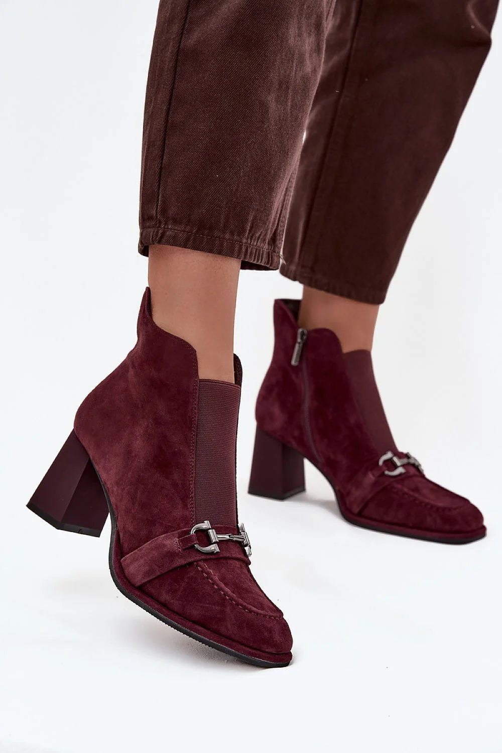 bottines femme daim bordeaux style mocassin bout arrondi surpiqûres mors métallique talon moyen carré doublure fourrure empiècement élastiqué fermeture éclair