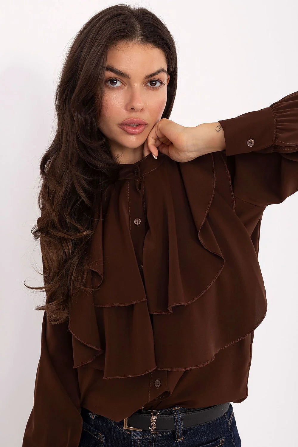 chemise femme sans col manches longues plastron jabot volants superposés chocolat fluide viscose polyester coupe ample poignets froncés boutonnés élégante