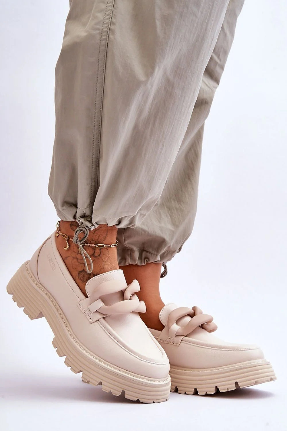 Mocassins femmes design moderne élégant semelle compensée cuir écologique confortable look chic occasion quotidienne