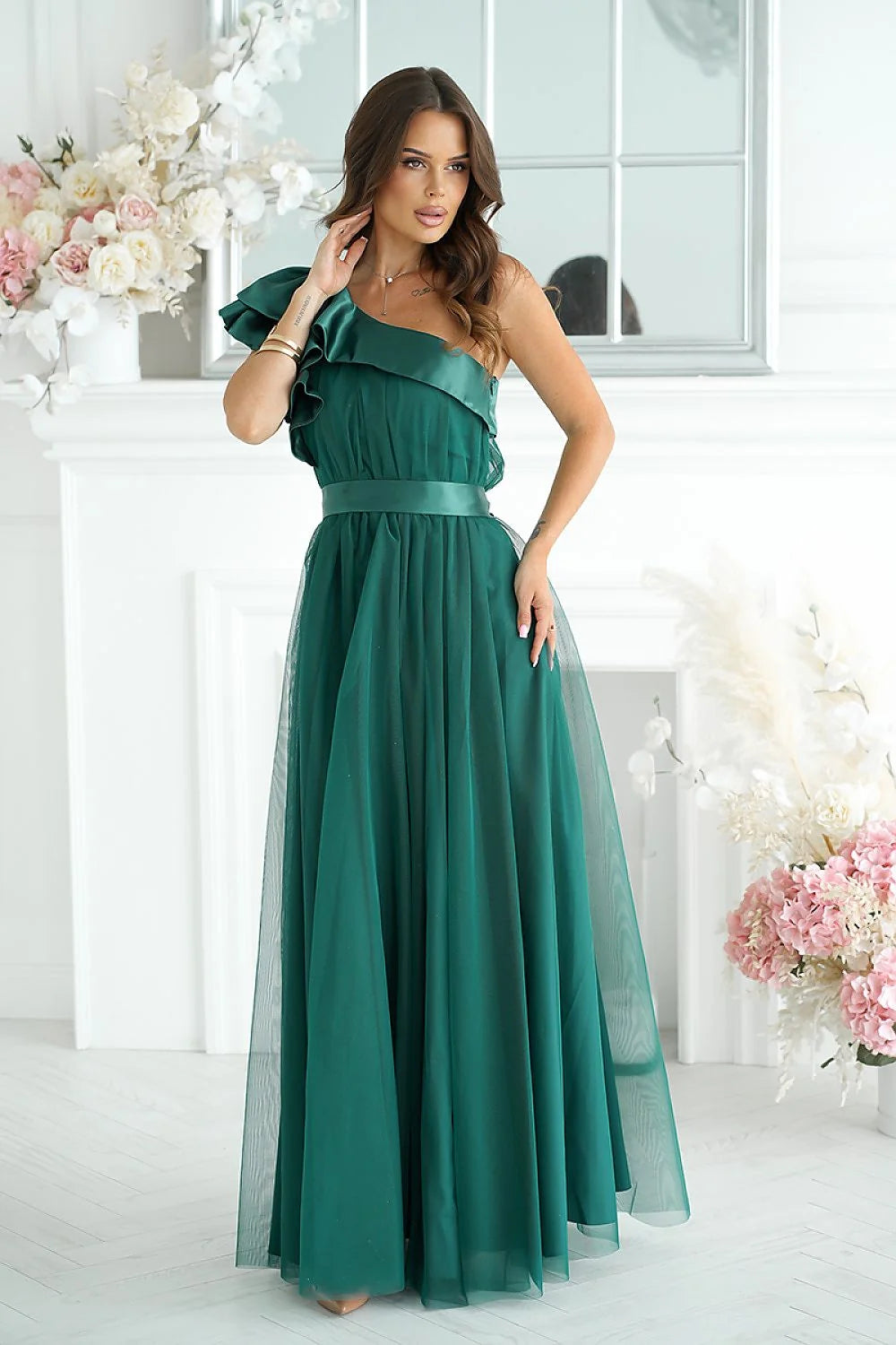 Robe longue vert émeraude mousseline asymétrique épaule nue fente haute taille bandée finitions invisibles accessoires dorés occasion formelle femme