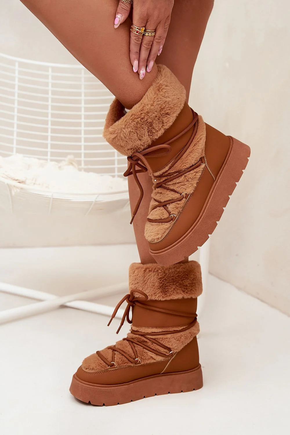 bottines neige femme plateforme cuir écologique fourrure intérieure col retroussé camel lacets œillets semelle crantée antidérapante bout rond