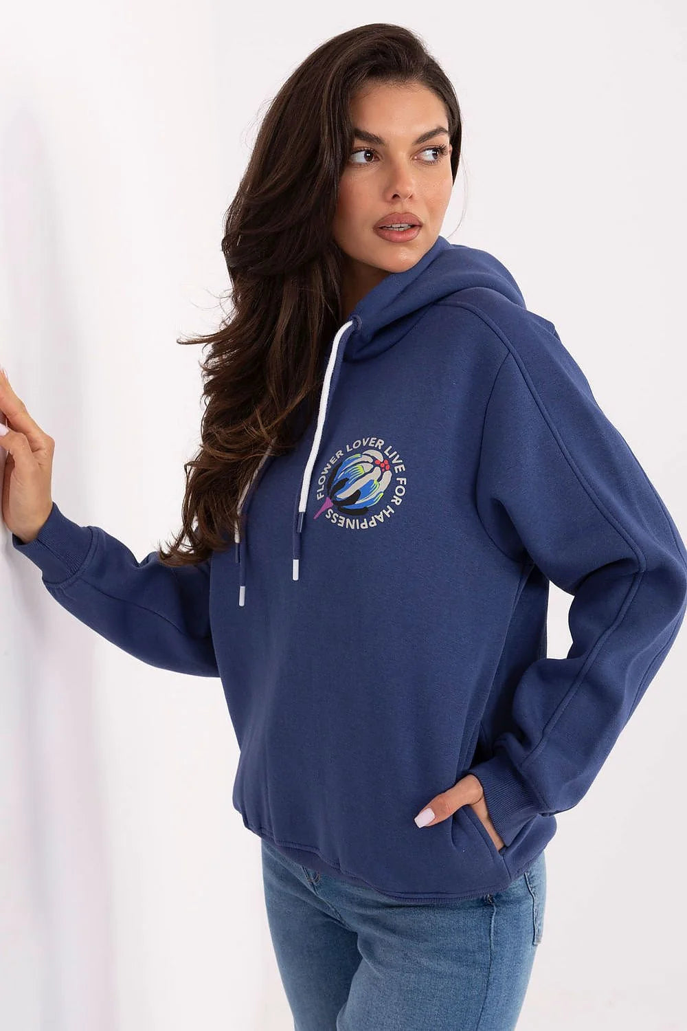 sweatshirt femme capuche bleu marine molletonné oversize décontracté coton polyester douillet cordons blancs poches latérales impression multicolore