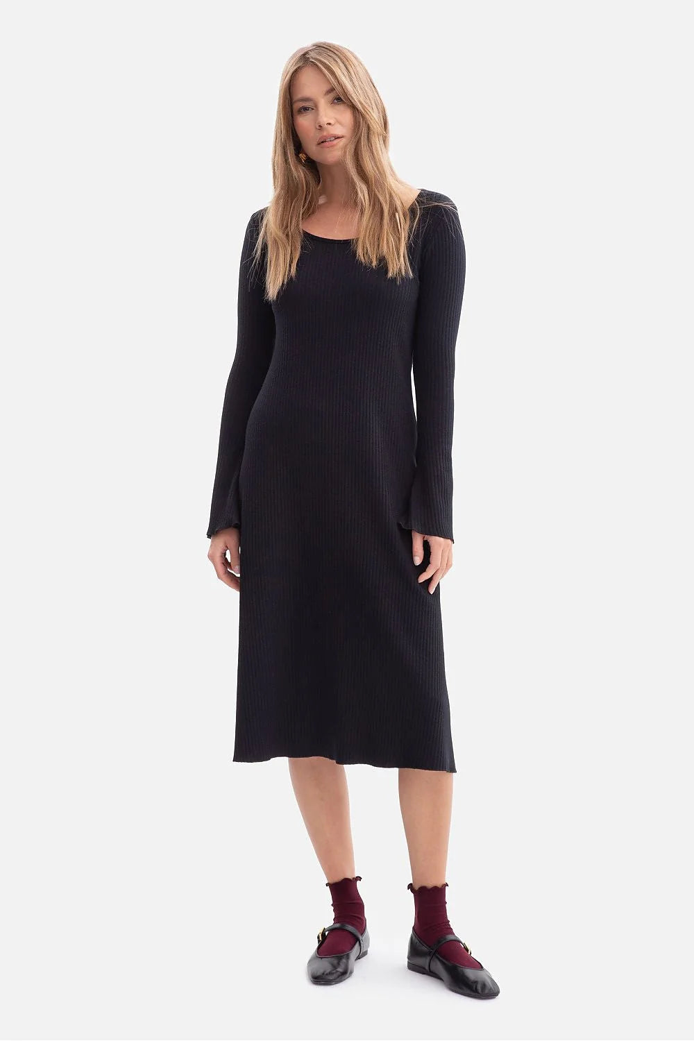 robe pull maille côtelée noire manches longues col rond ajustée buste jupe évasée mi mollet confortable extensible élégante romantique