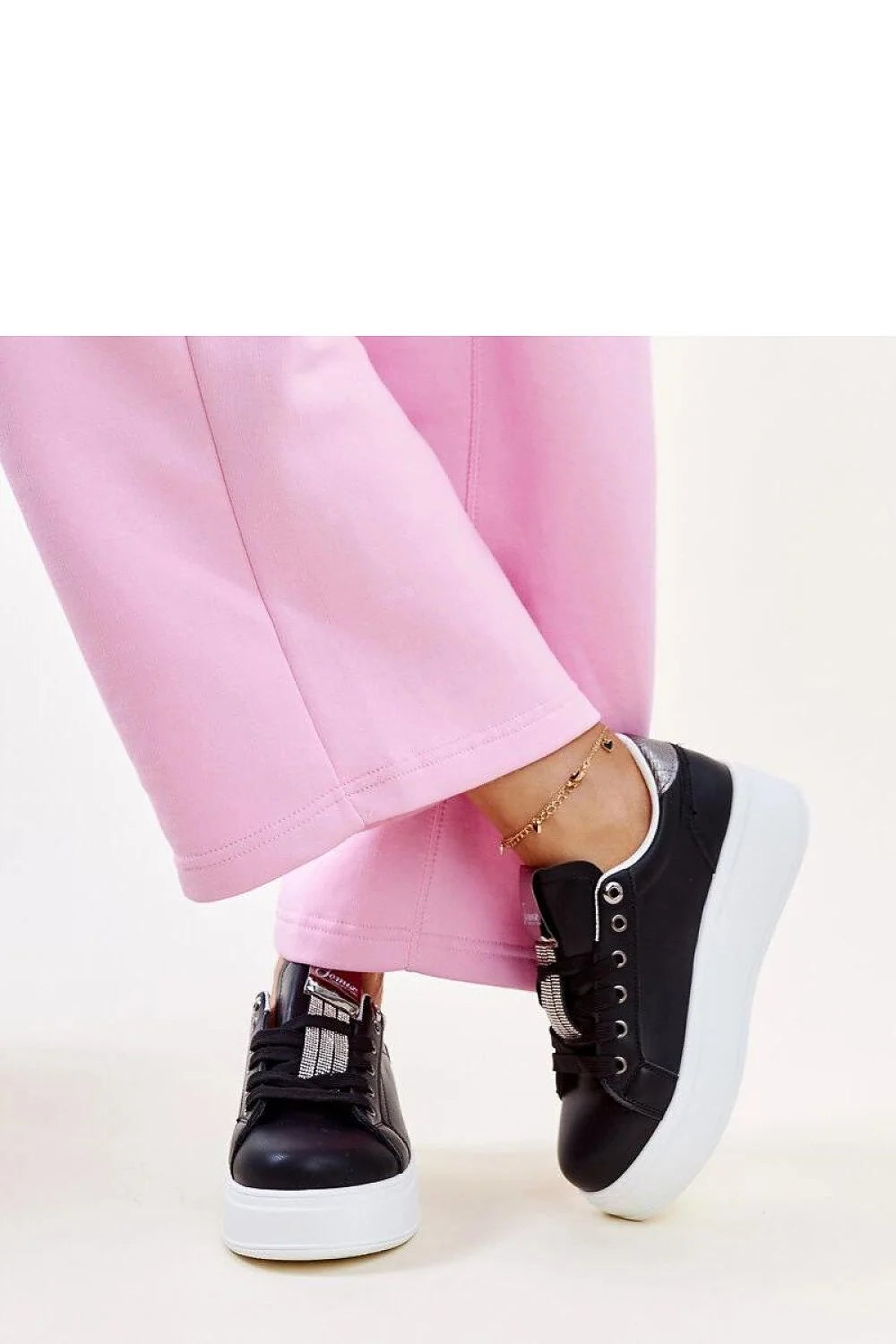 sneakers femme noires similicuir brillantes plateforme semelle compensée blanche lacets classiques œillets métalliques détails argentés bande strassée urbain chic confortables