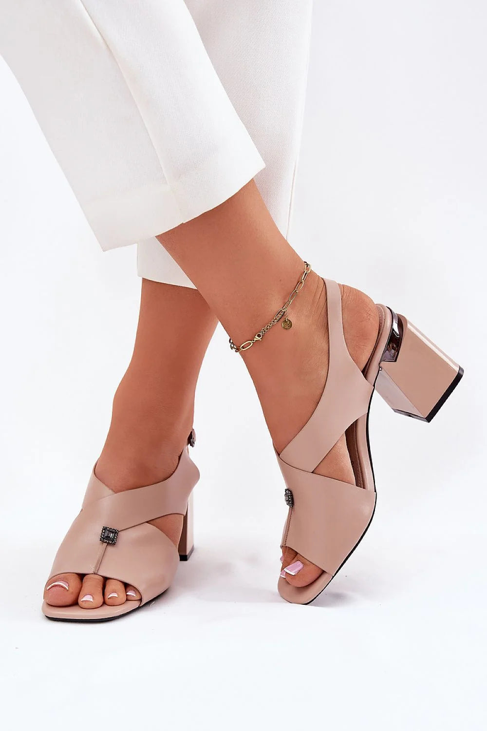 Sandales élégantes pour femmes talon carré cuir beige nude lanières croisées métal noir Vinceza