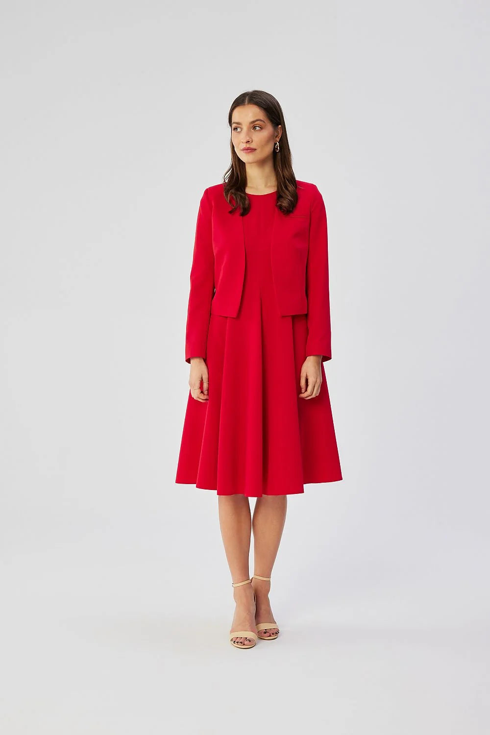 Robe élégante sans manches en rouge vif taille marquée silhouette fit and flare femme occasion spéciale
