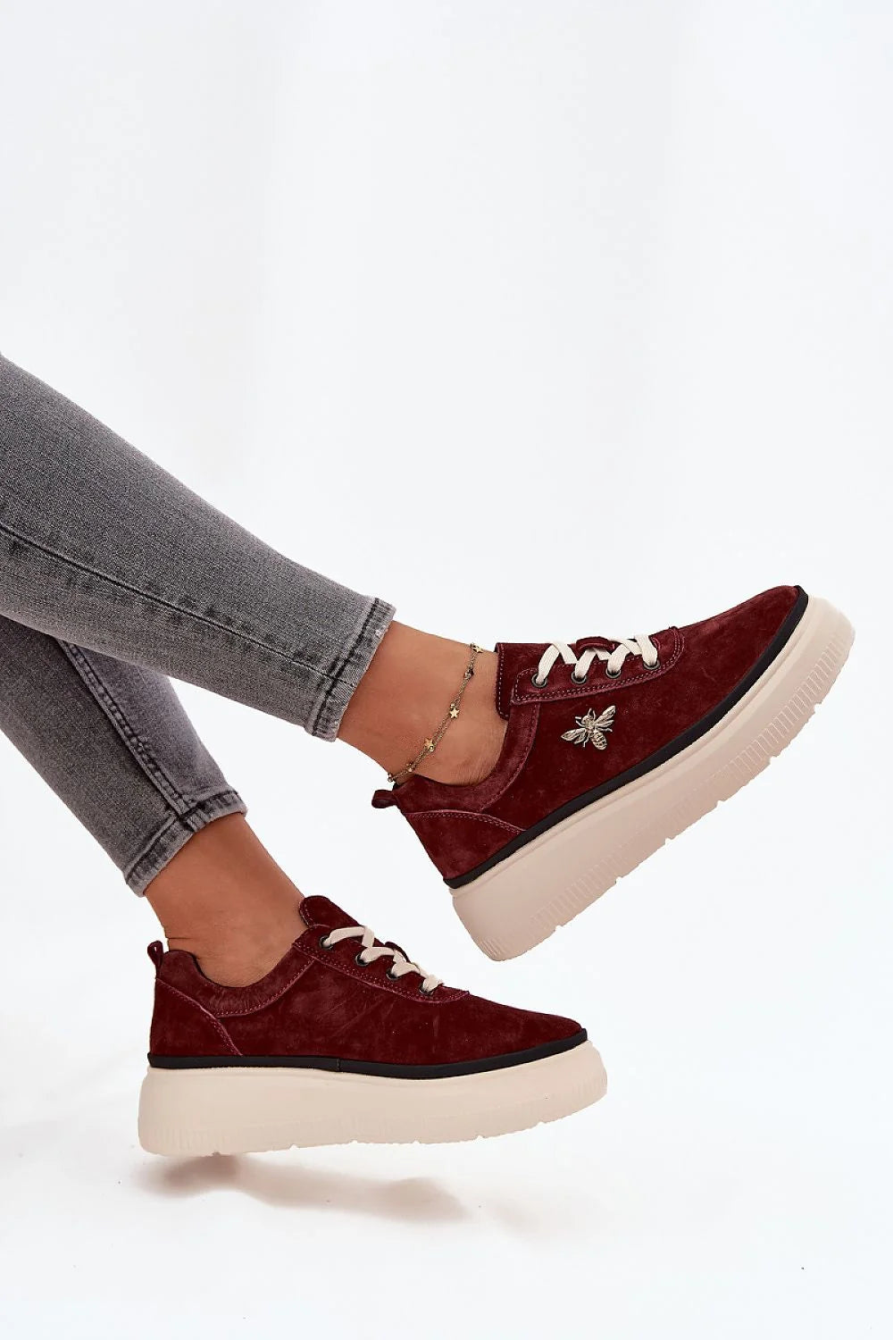 chaussures basses Vinceza suède bordeaux plateforme 4cm lacets blancs bout rond semelle chunky crème liseré noir bijou abeille métal antidérapante