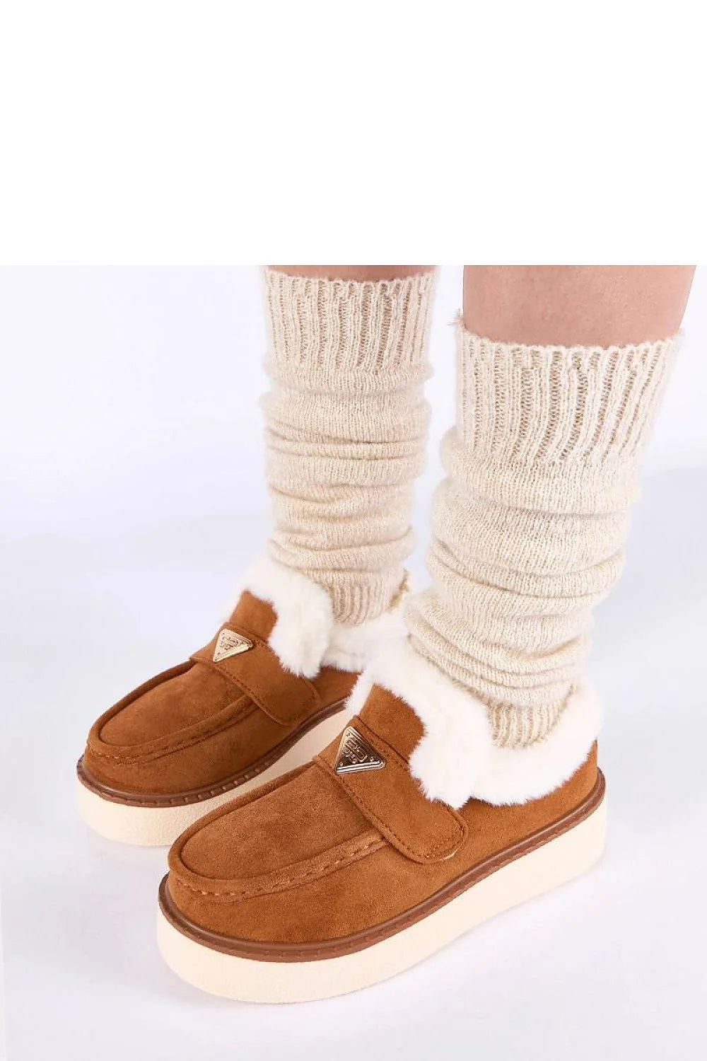 mocassins femme cuir suédé cognac doublure fausse fourrure crème plateforme crantée semelle blanche caoutchouc bride rabat plaque métallique triangulaire cosy