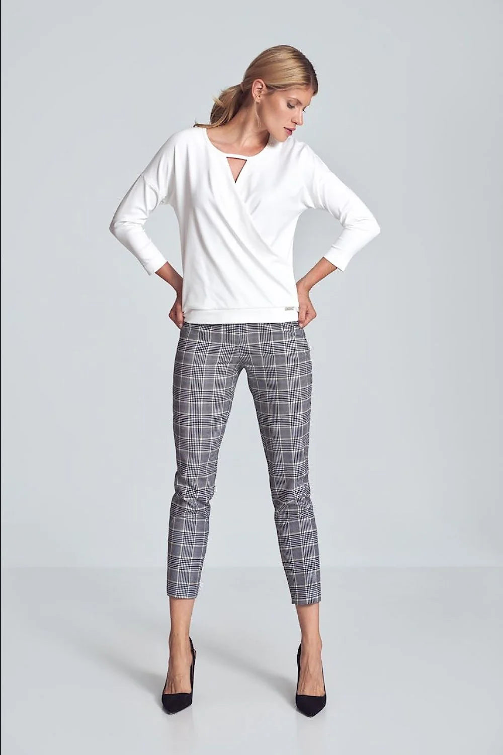 Haut féminin blanc en polyester viscose élégant manches longues encolure V pour look chic