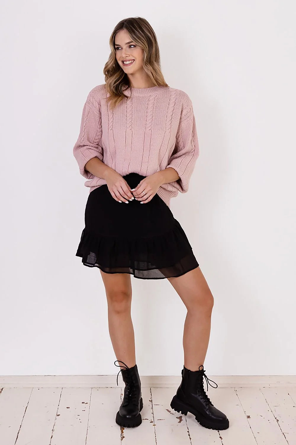 Ensemble vêtements femme Chandail MKM pull-over jupe courte maille acrylique laine rose pâle noir coupe évasée volant manches larges ourlet côtelé