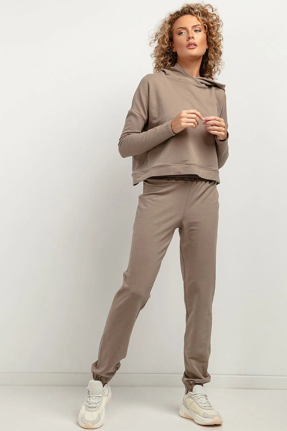 ensemble survêtement femme marron clair coton polyester molleton coupe ample capuche élastique taille haute chevilles resserrées minimaliste sportive confortable