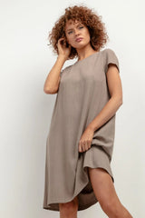 robe Tessita viscose lin légère respirante taupe sophistiquée coupe droite ample trapèze ourlet arrondi dos manches courtes tombantes