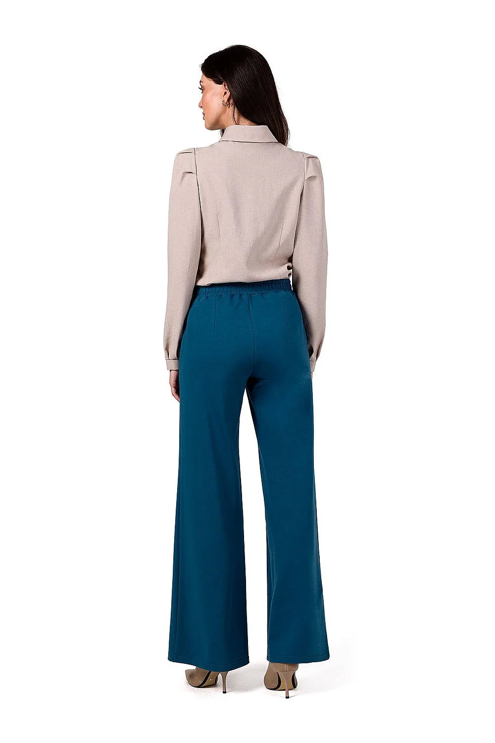 Pantalon femme Be Wear style évasé couleur bleu pétrole chemise beige manches longues épaules structurées