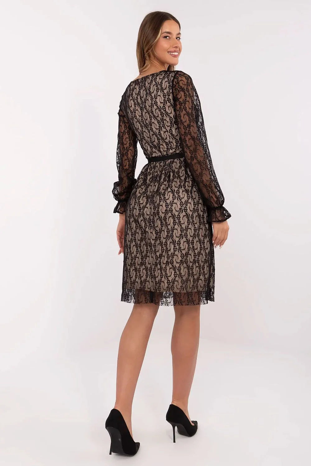 robe cocktail dentelle noire doublure nude champagne midi coupe cintrée jupe évasée genou manches longues transparentes poignets volantés ceinture amovible